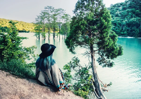Göl kenarında oturan kadın — Stok fotoğraf