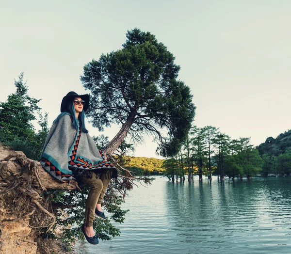 Ağaç üzerinde oturan kadın — Stok fotoğraf