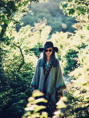 Boho tarzı kız ormanda 