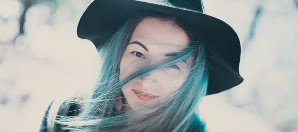 Retrato de menina bonita com cabelo azul — Fotografia de Stock