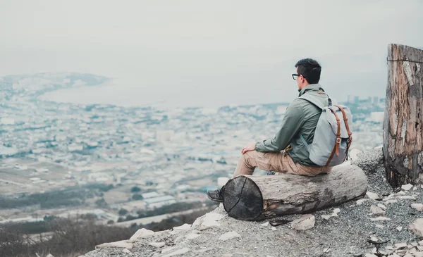 Hombre viajero mirando la ciudad — Foto de Stock