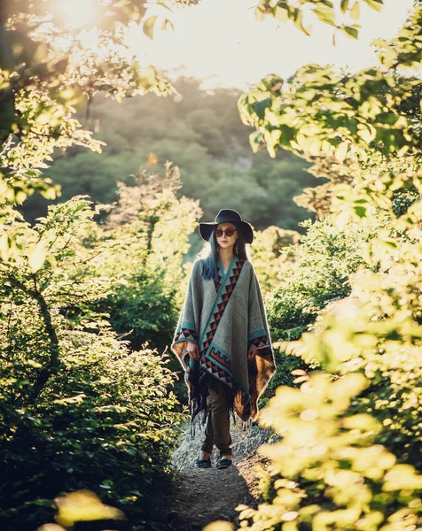 Boho donna in stile nella foresta — Foto Stock