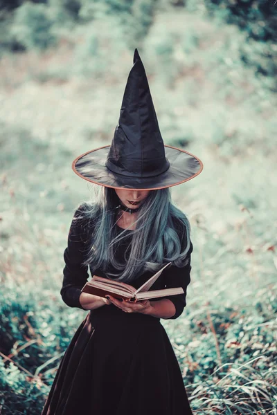 Boszorkány egy könyvet olvas — Stock Fotó