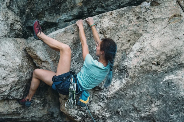 La mujer empezó a escalar la roca —  Fotos de Stock