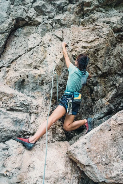 Mujer escalando la pared de roca —  Fotos de Stock