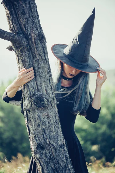 Halloween sorcière marche en plein air — Photo