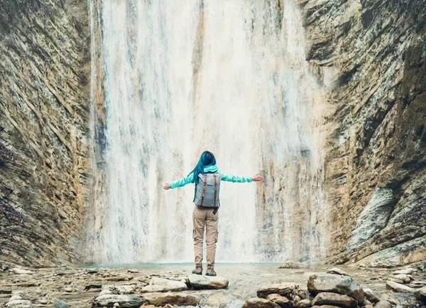 Happy traveler near the waterfall — Stock Photo, Image