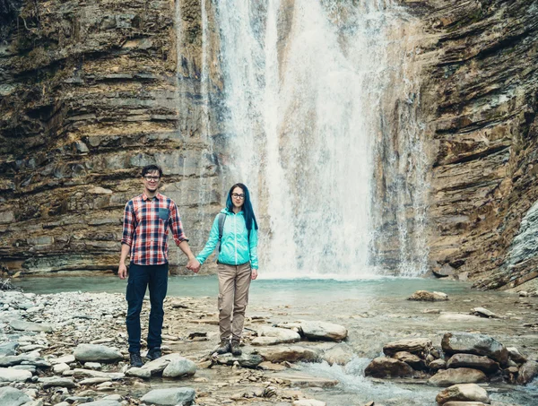 Liebespaar in der Nähe des Wasserfalls — Stockfoto