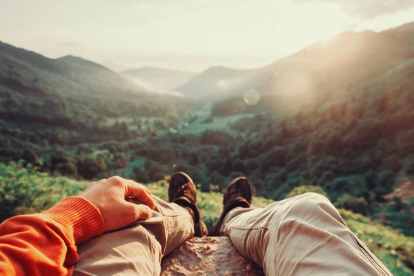 Человек, сидящий в летних горах — стоковое фото