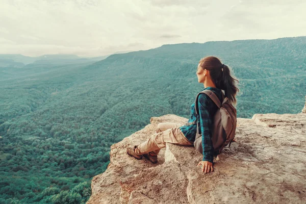 崖の端に座っている女性 — ストック写真