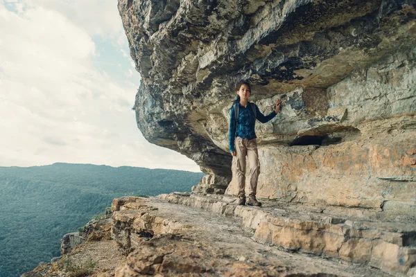 Yüksek cliff yürüyen kadın — Stok fotoğraf