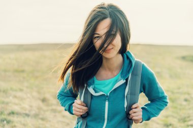 Sırt çantalı genç kadın.