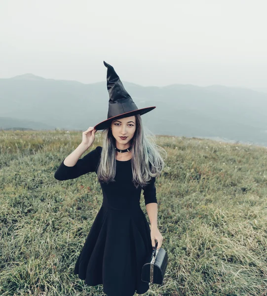 Belle sorcière marchant en plein air — Photo