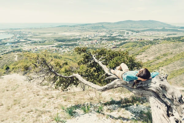 Mulher descansando na árvore — Fotografia de Stock