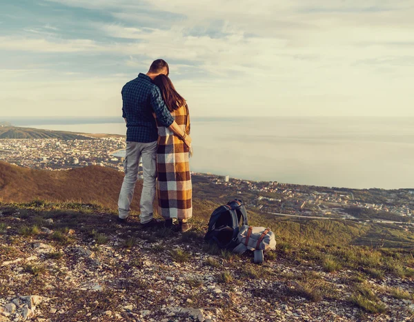 Liebendes Paar genießt Blick aufs Meer — Stockfoto