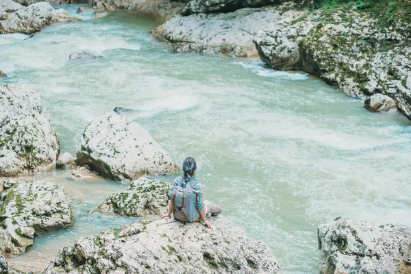 Viaggiatore che riposa vicino al fiume — Foto Stock