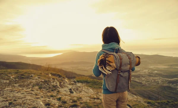 Kvinnliga explorer promenader i bergen — Stockfoto