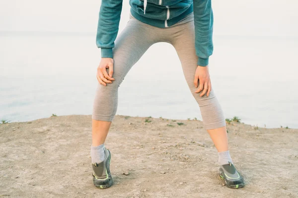 Mujer fitness calentando su rodilla — Foto de Stock