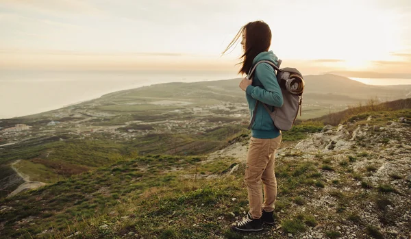 Female tourist walking in mountains — Stock Photo, Image