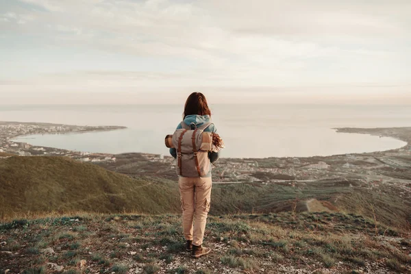 Viajero mirando la bahía del mar — Foto de Stock