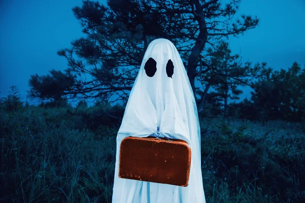 Ghost met koffer in de nacht — Stockfoto