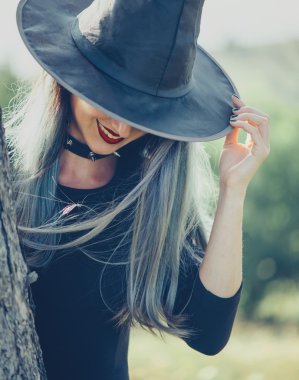 Kadın cadı gülümseyen