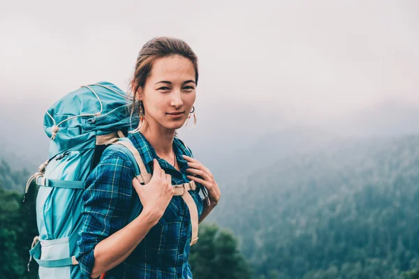 Hermosa mujer excursionista — Foto de Stock