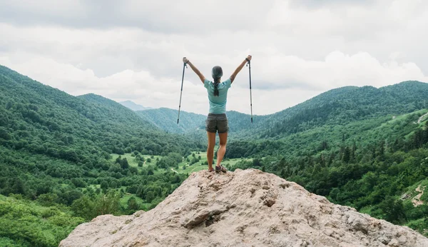 Caminhante feliz com postes de trekking — Fotografia de Stock