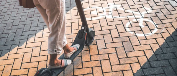 Mulher Jovem Irreconhecível Montando Uma Scooter Elétrica Caminho Ciclo Amarelo — Fotografia de Stock