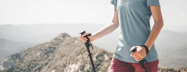 Onherkenbare Sportieve Jonge Vrouw Wandelen Met Wandelstokken Bergen Outdoor — Stockfoto