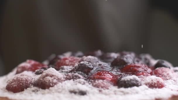 Puderzucker Wird Großaufnahme Auf Einen Kuchen Mit Gelee Aus Frischen — Stockvideo