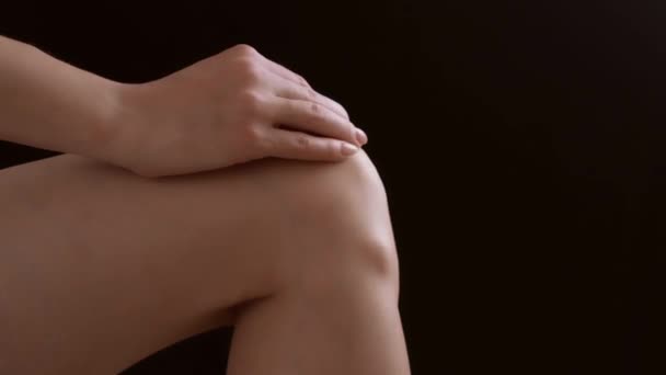 Jovem Massageando Sua Articulação Joelho Ferida Dolorosa Vista Lateral Close — Vídeo de Stock
