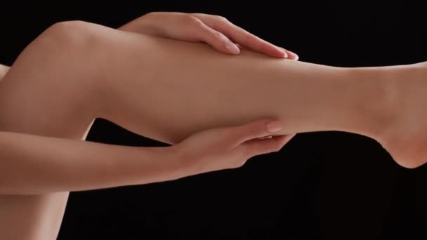 Mulher Jovem Irreconhecível Massageando Sua Perna Ferida Dor Músculo Panturrilha — Vídeo de Stock