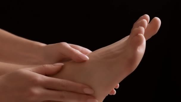 Tânără Nerecunoscut Masează Piciorul Rănit Durerea Entorsa Gleznă Close — Videoclip de stoc