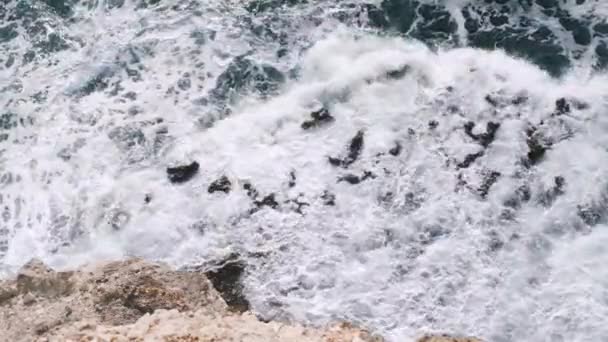 Κύματα Σπεύδουν Στα Βράχια Αεροπλάνο Από Πάνω Προς Κάτω Βροχερός — Αρχείο Βίντεο