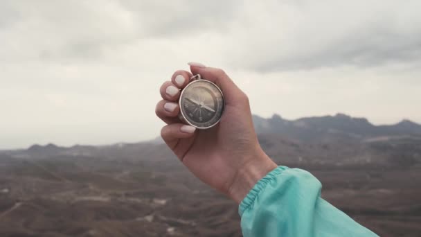 Punto Vista Viaggiatore Donna Con Una Bussola Una Mano Cerca — Video Stock