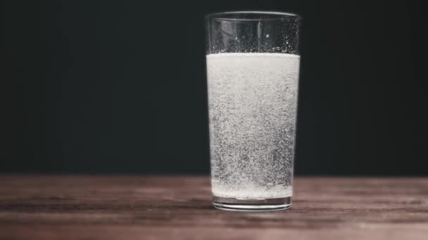 Brännande Piller Acetylsalicylsyra Löses Upp Med Luftbubblor Ett Glas Vatten — Stockvideo