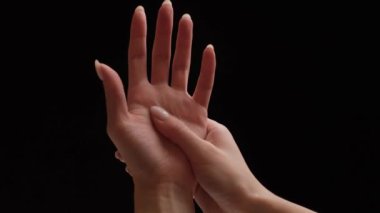 Kadın bileğinde ağrı, karpal sendrom, siyah arka planda. Birinci şahıs olarak bakış açısı