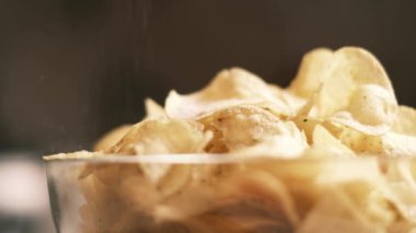Kaseye patates cipsine tuz ekliyorum, yakın plan..