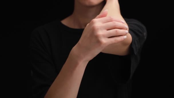 女性マッサージ彼女の肘関節 肘の急性痛み — ストック動画