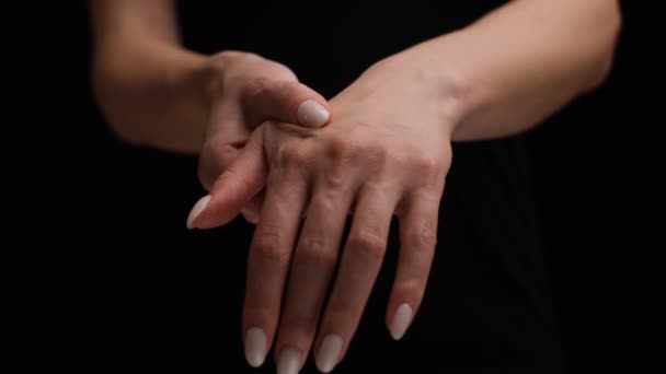 여성이 고통을 손목을 잘랐습니다 관절염 — 비디오