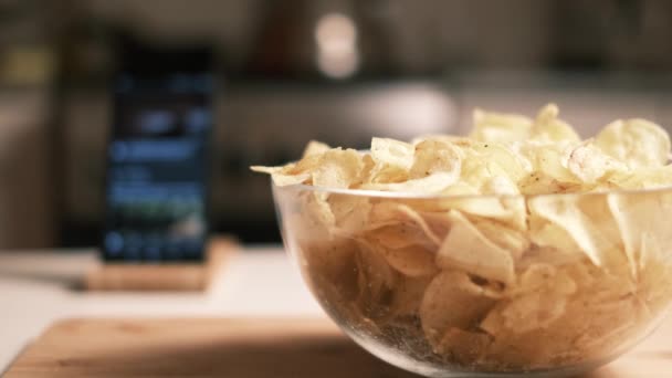 Standpunt Man Die Chips Eet Terwijl Hij Naar Iets Kijkt — Stockvideo