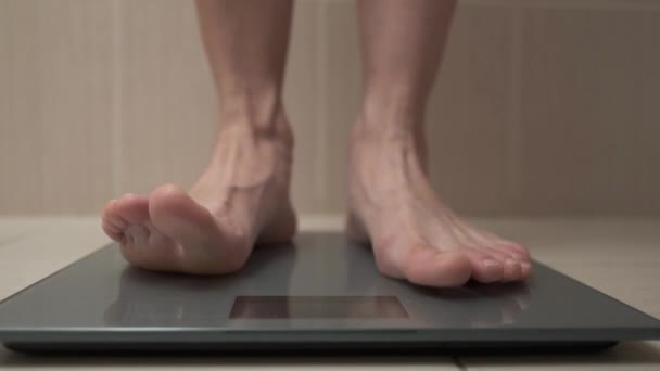Невпізнавана Босоніж Жінка Вимірює Вагу Електронних Масштабах Вид Ноги — стокове відео