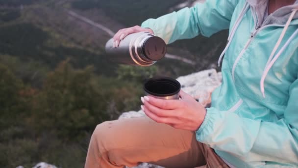 Viaggiatore Giovane Donna Che Riposa Sulla Cima Della Montagna Estate — Video Stock