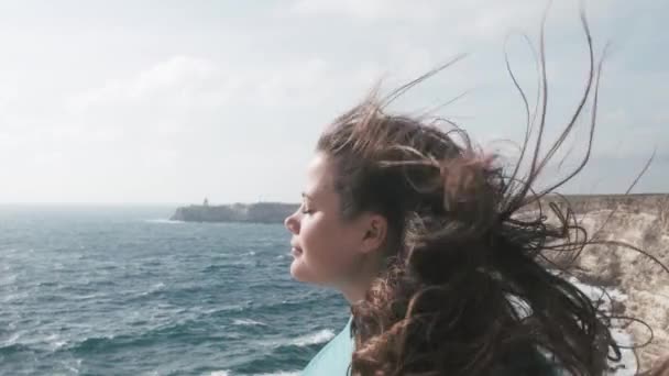 Hermosa Joven Con Pelo Largo Disfrutando Vista Del Mar Tiempo — Vídeos de Stock