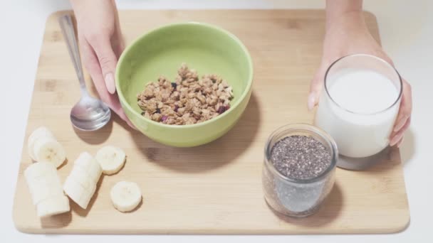 Neznámá Žena Nalévá Mléko Šálku Granoly Popředí Jsou Banánová Chia — Stock video