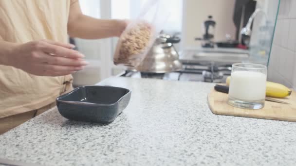 Fille Méconnaissable Verse Granola Dans Une Tasse Petit Déjeuner Rapide — Video