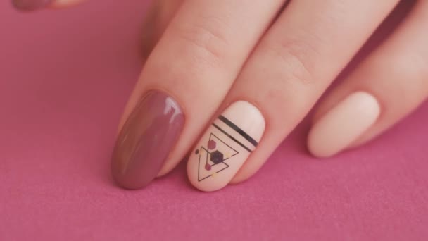 Kobieta Ręka Stylowym Manicure Dotykając Palcami Różowym Stole Kolor Zbliżenie — Wideo stockowe