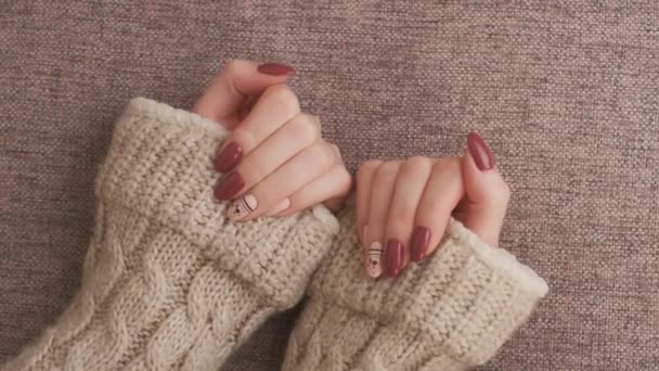 Twee Vrouwelijke Handen Gebreide Trui Met Stijlvolle Trendy Manicure Gel — Stockvideo