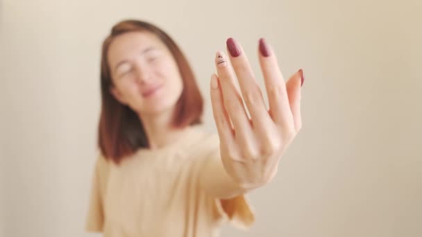 Jonge Vrouw Toont Haar Hand Met Professionele Trendy Manicure Moderne — Stockvideo